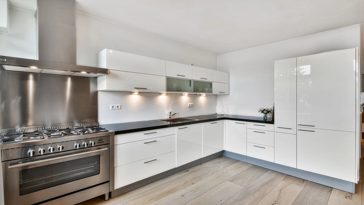 Classic white oak kitchen cabinetry in a traditional home
